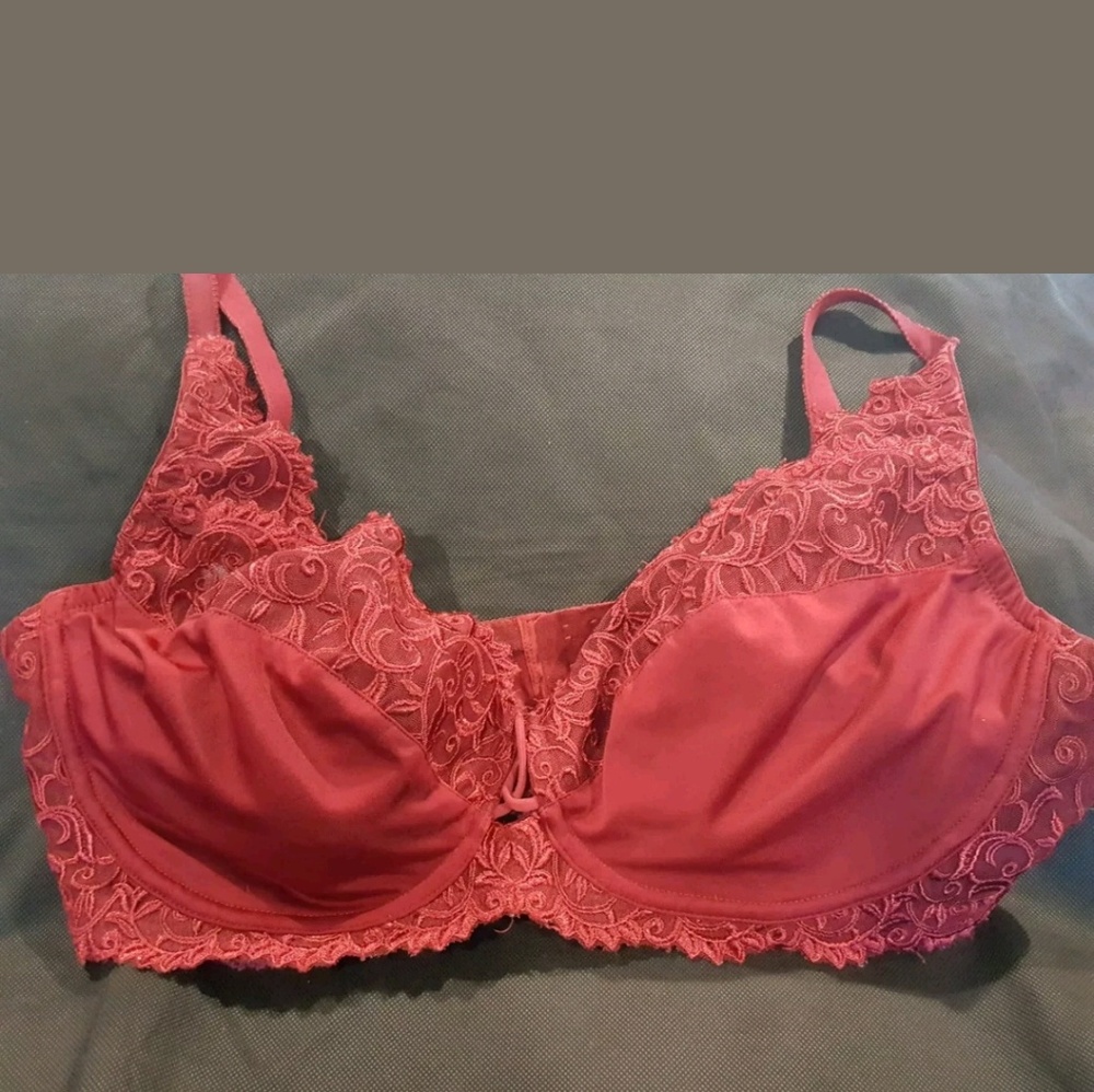 Women's bra Q T Intimates Size 44D Burgandy/Lacey